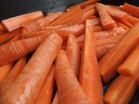 Carrots in long wedges